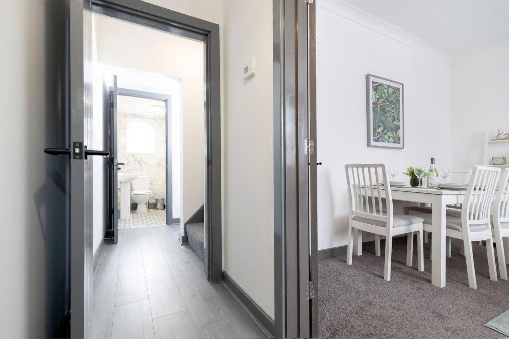 Modern Centrally Located 3 Bed Property With Tvs In Each Bedroom Super Fast Wifi And Crisp White Hotel Linen Hosted By Our Home Short Stays Darlington  Ngoại thất bức ảnh